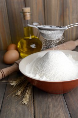 ahşap arka plan masaya kase içine Un Eleme