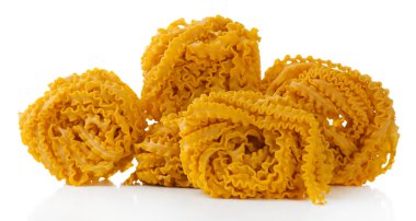 ham ev yapımı makarna ve domates, üzerinde beyaz izole