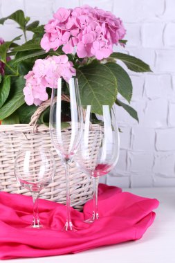 Ortanca ve gri duvar zemin üzerine masada mutfak eşyaları