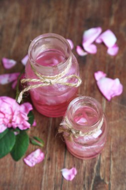 şişelerde renk ahşap zemin üzerine Gül yağı