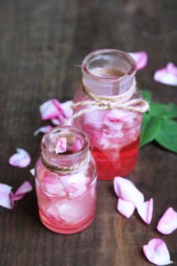 şişelerde renk ahşap zemin üzerine Gül yağı