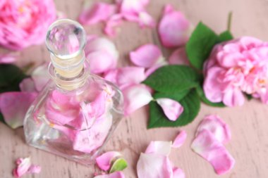 gestegen olie in fles op een houten achtergrond kleur