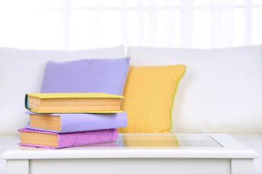 odadaki sehpa kitapları