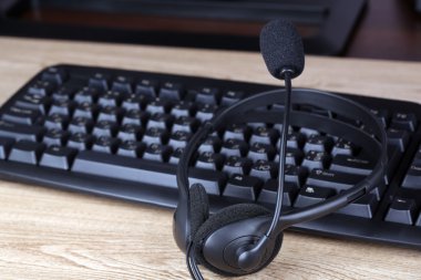 ahşap Resepsiyon arka plan üzerinde kulaklık ve klavye yakın çekim