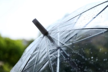 gökyüzü arka plan üzerinde ıslak şeffaf şemsiye