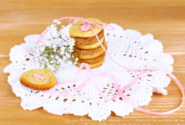 Şekerli kurabiye şeklinde tablo üzerindeki düğmeler