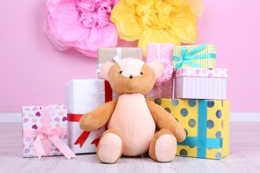 odasındaki birçok doğum günü hediyeleri