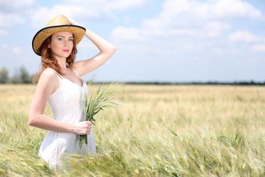 güzel bir genç kadın kulaklı alanında