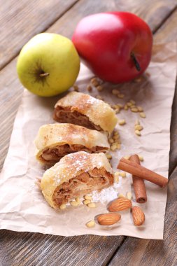 ahşap zemin üzerinde kağıt peçete üzerine lezzetli ev yapımı elma strudel