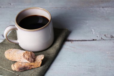 peçeteye ahşap masa arka plan üzerinde kavrulmuş kahve taneleri ve sıcak kahve Kupası