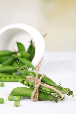 Tahta masadaki taze bezelyeler.