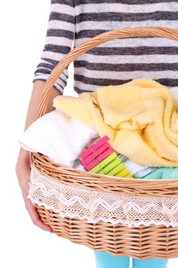 Temiz Giysi, havlu ve üzerinde beyaz izole pimleri, çamaşır sepeti tutan kadın