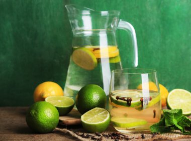 kireç ve karanfil cam ve sürahi, renk ahşap zemin üzerinde taze yaz içeceği