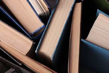 renkli ciltli ve kağıt kapaklı kitap, yakın çekim