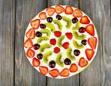 ev yapımı tatlı pizza tahta masada meyve ile yakın çekim