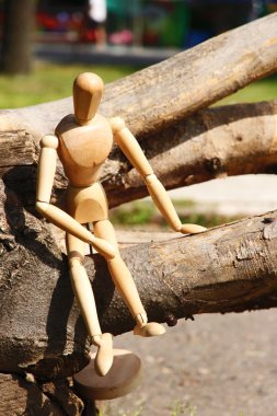 Ahşap ahşap üzerinde açık havada oturma ahşap poz kukla