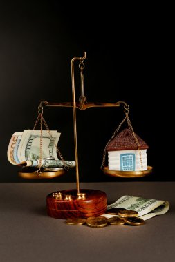 para ve evin koyu arka plan üzerinde model ile ölçeklendirme