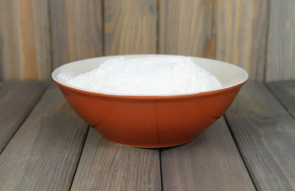 Tepung dalam mangkuk di atas meja pada latar belakang kayu — Stok Foto