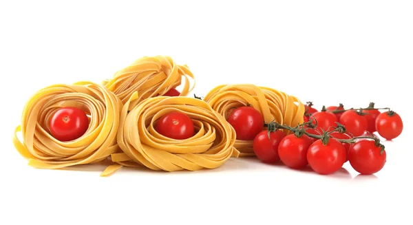 Massas alimentícias e tomates crus, caseiros, isolados sobre branco — Fotografia de Stock