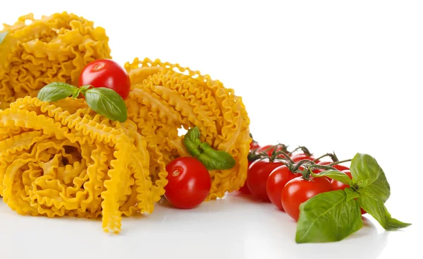 Rå hemgjord pasta och tomater, isolerad på vit — Stockfoto