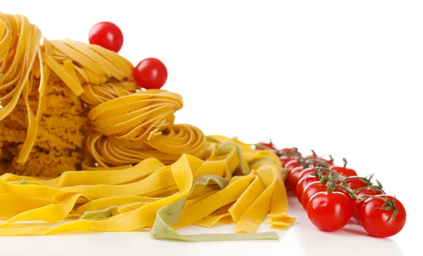 Pastas y tomates caseros crudos, aislados sobre blanco — Foto de Stock