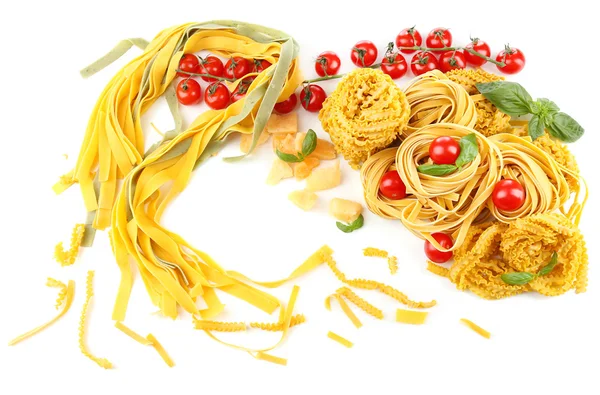 Pasta e pomodori crudi fatti in casa, isolati su bianco — Foto Stock