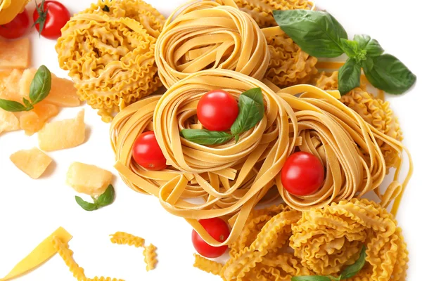 Ruwe huisgemaakte pasta en tomaten, geïsoleerd op wit — Stockfoto