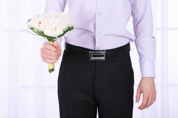 Homme tenant bouquet de mariage sur fond clair — Photo