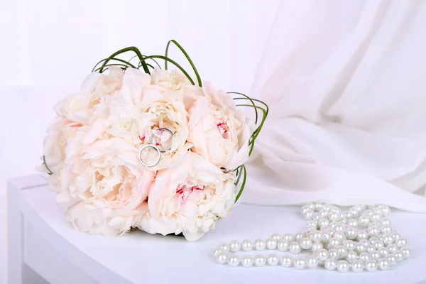 Красивая свадебная композиция с букет на светлом фоне — стоковое фото