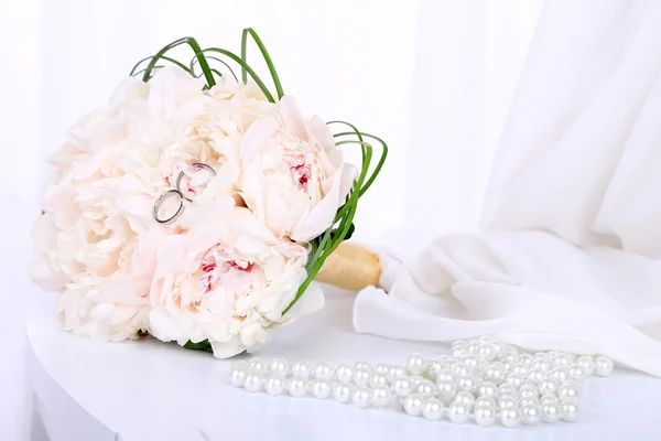 Hermosa composición de la boda con ramo sobre fondo claro —  Fotos de Stock
