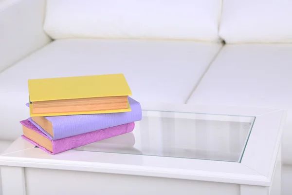 Bücher auf Couchtisch im Zimmer — Stockfoto