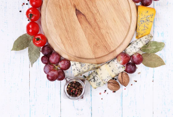 Différents types de fromage avec plateau vide sur la table close-up — Photo