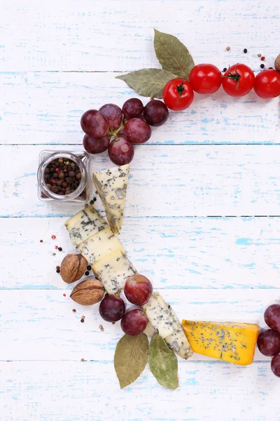 Diferentes tipos de queso con verduras y especias en primer plano de la mesa — Foto de Stock