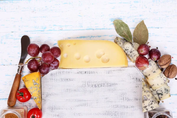 クローズ アップ テーブルに空のボードとチーズの種類 — ストック写真