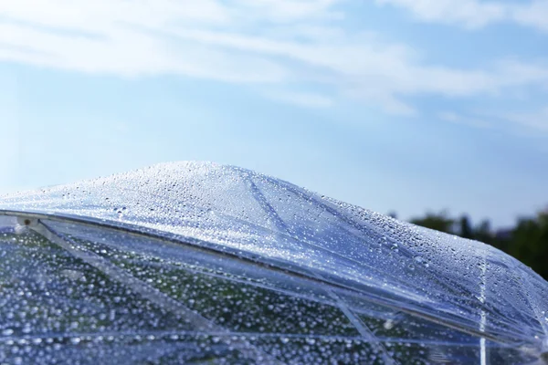 Paraguas transparente húmedo en el fondo del cielo — Foto de Stock