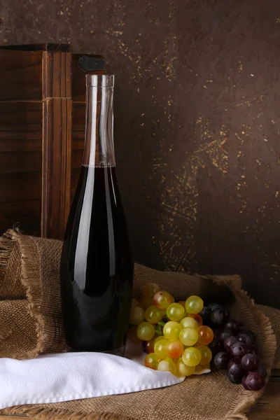 Прекрасне натюрморт з пляшкою вина — стокове фото