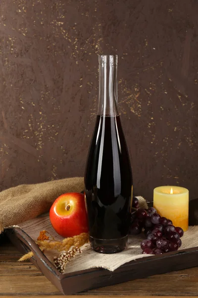 Schönes Stillleben mit einer Flasche Wein — Stockfoto