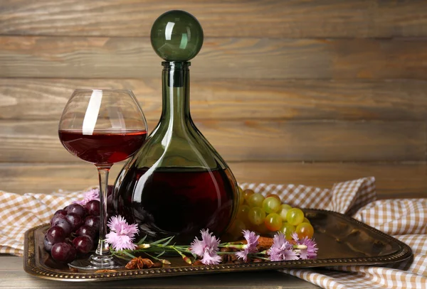 Hermosa naturaleza muerta con botellas de vino —  Fotos de Stock