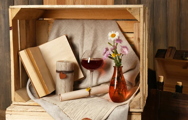 Şişe ve kadeh şarap ile güzel natürmort — Stok fotoğraf