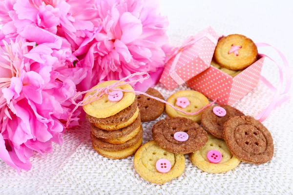 Sugar cookies i form av knappar på tabell — Stockfoto