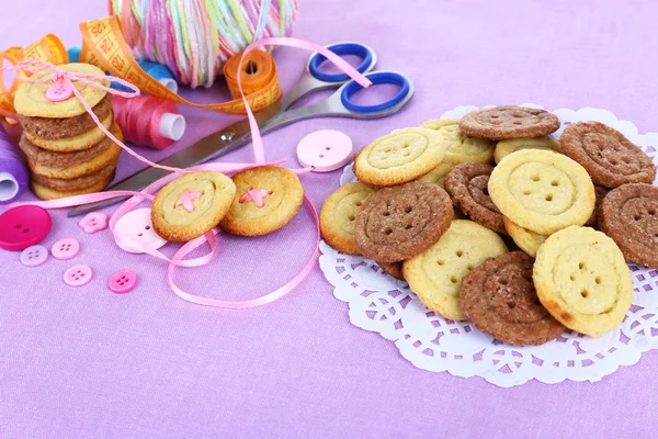 Biscoitos de açúcar em forma de botões na mesa — Fotografia de Stock