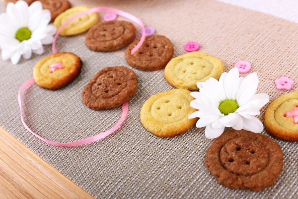 Biscoitos de açúcar em forma de botões na mesa — Fotografia de Stock