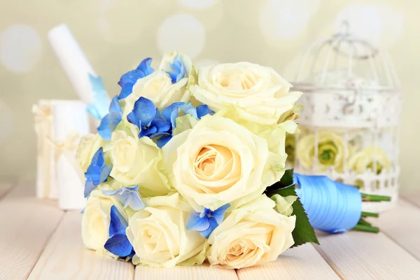 Schöner Hochzeitsstrauß mit Rosen auf Holztisch — Stockfoto