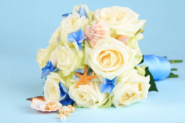 Piękne wesele bukiet z róż na niebieskim tle — Zdjęcie stockowe