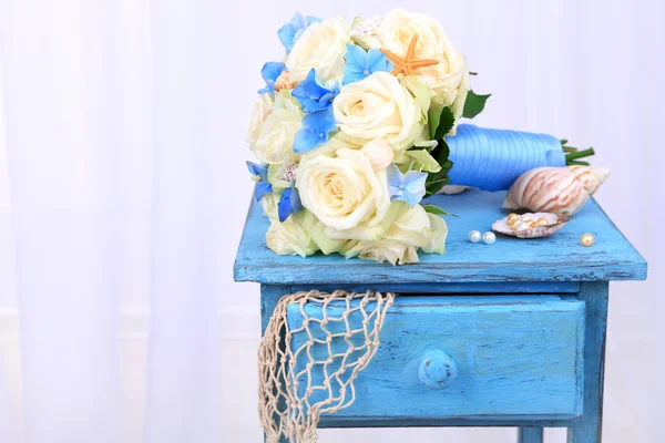 Beautiful wedding bouquet with roses on old table — Stock Photo, Image