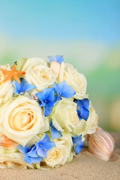 Bellissimo bouquet da sposa con rose sulla sabbia, sullo sfondo della natura — Foto Stock