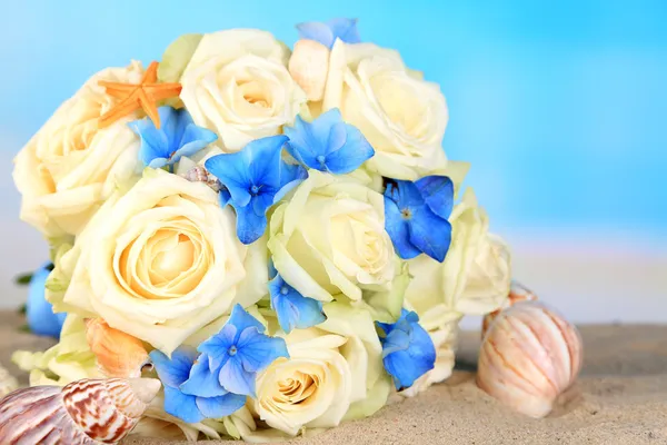 Прекрасный свадебный букет с розами на песке, на фоне природы — стоковое фото