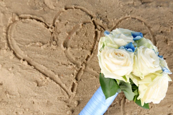 Vackra bröllop bukett med rosor, på sand — Stockfoto