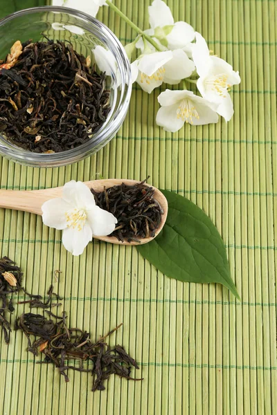 Herbata jaśminowa w tabeli — Zdjęcie stockowe