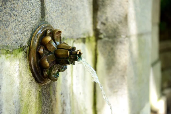 Fonte de água no jardim — Fotografia de Stock